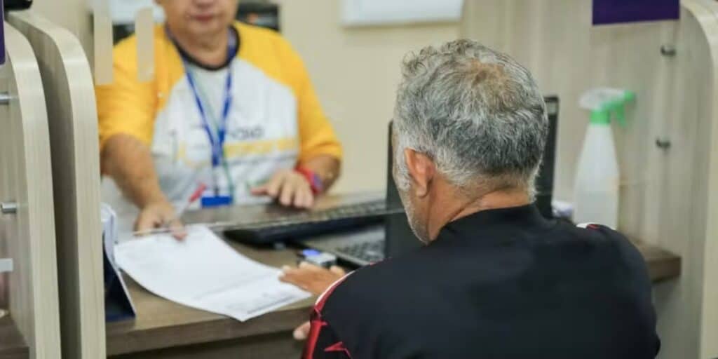 Atendimento ao idoso no Detran-AM (Foto: Reprodução / Isaque Ramos / Detran-AM)