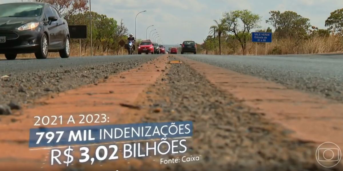 Carros e dados da Caixa (Foto: Reprodução / Jornal Nacional da Globo)