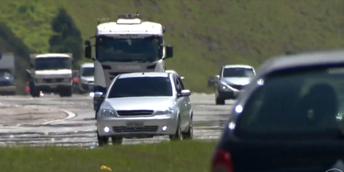 Carros em estrada (Foto: Reprodução / Jornal Nacional da Globo)