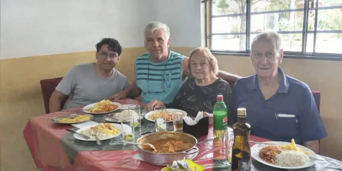 Clientes da pizzaria (Foto: Reprodução / Correio de Minas) 