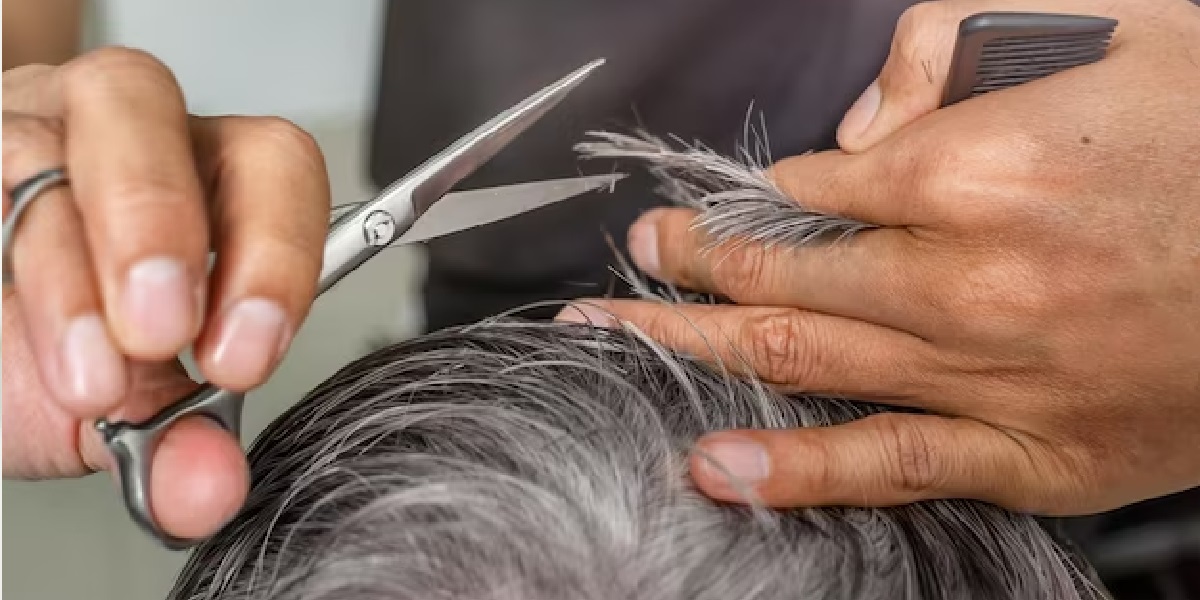 Cortando o cabelo (Foto: Reprodução/ Internet)