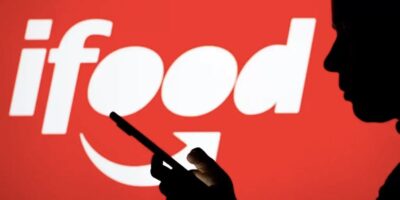 Ifood e pessoa olhando no celular (Foto: Reprodução / Exame)