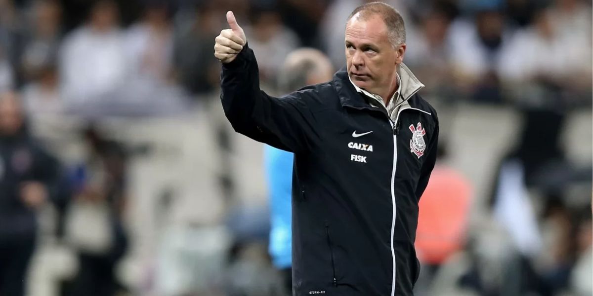 Mano Menezes, técnico do Corinthians Mano Menezes conversando com Yuri Aberto dentro de campo - (Foto: Reprodução / Internet)