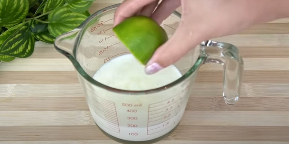 Mistura com leite e limão (Foto: Reprodução / YouTube) 