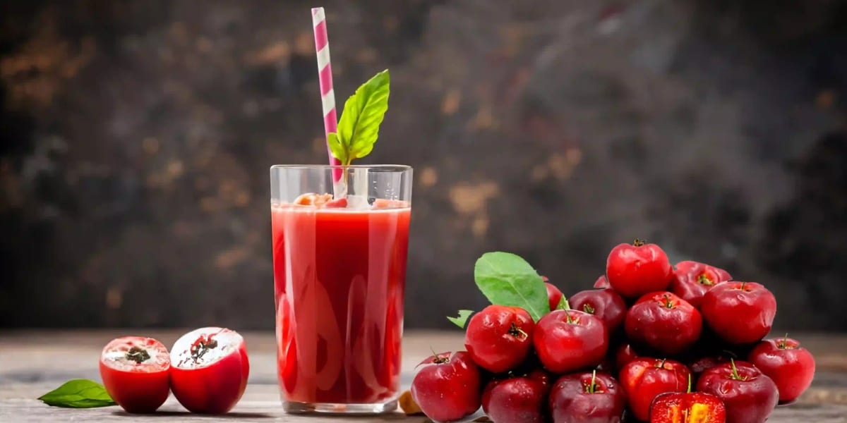 O suco de acerola previne a pressão alta e retarda o envelhecimento (Foto: Reprodução/ Internet)