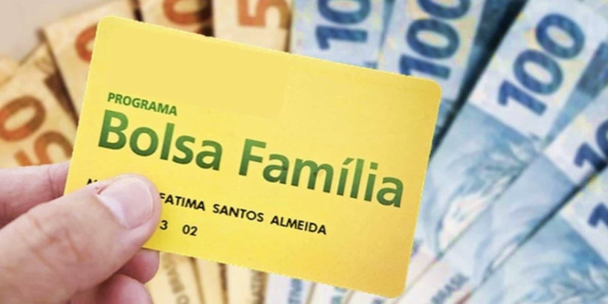 Pessoa segurando cartão do Bolsa Família e notas de cem e cinquenta reais (Foto: Reprodução / Internet)