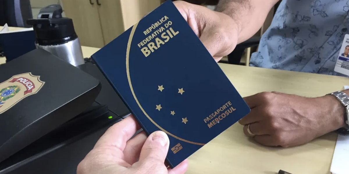 Pessoa segurando passaporte (Foto: Reprodução / Márcia Callegaro/G1)
