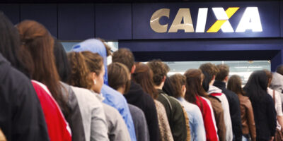 Pessoas na fila da Caixa Econômica Federal (Foto: Reprodução, FDR)