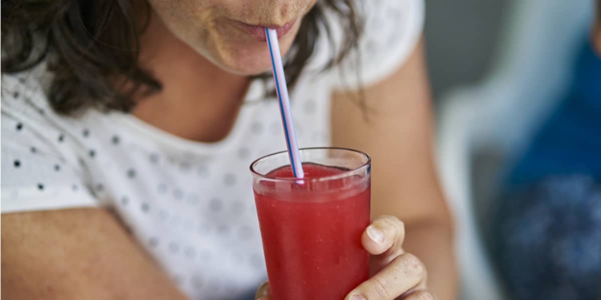 Senhora tomando suco de acerola (Foto: Reprodução/ Internet)