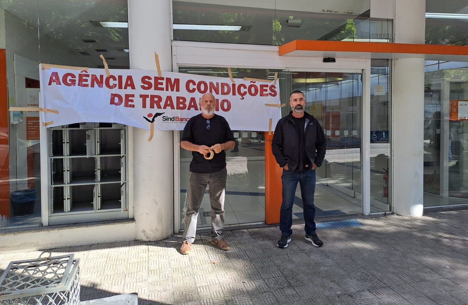 Sindicato fecha agência do Itaú - Foto Reprodução sindbancarios