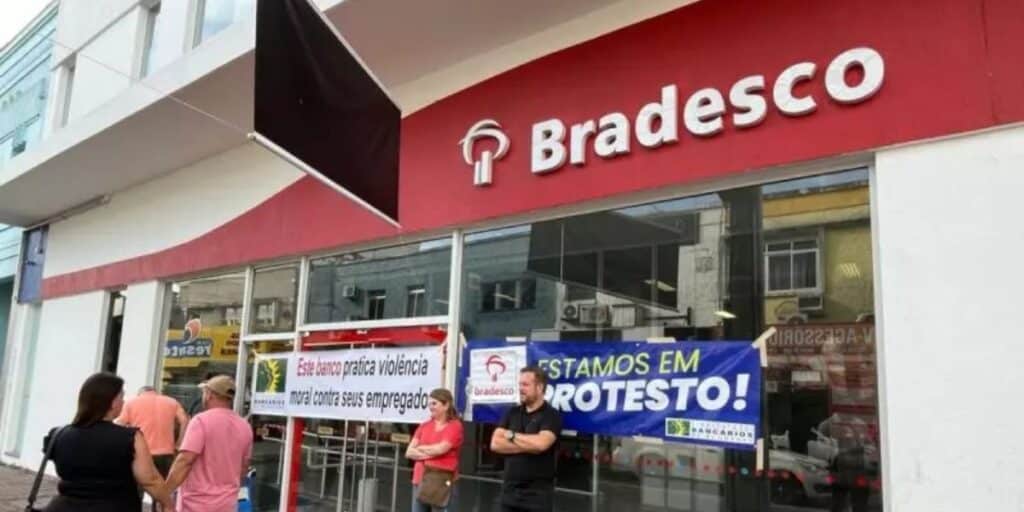 Protesto em frente a agência do Bradesco (Foto: Sindicato dos Bancários de Blumenau e Região)