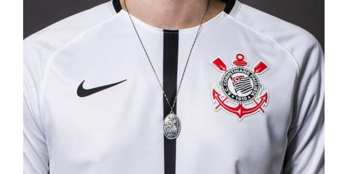 Camisa do Corintians com símbolo do patrocínio da Nike - (Foto: Reprodução / Internet)