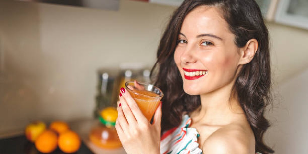 Mulher tomando suco de cenoura (Foto: Reprodução/Internet)