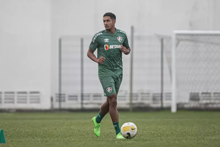 O lateral-esquerdo Cristiano se reapresentou ao Fluminense (Foto: Reprodução/ Internet)