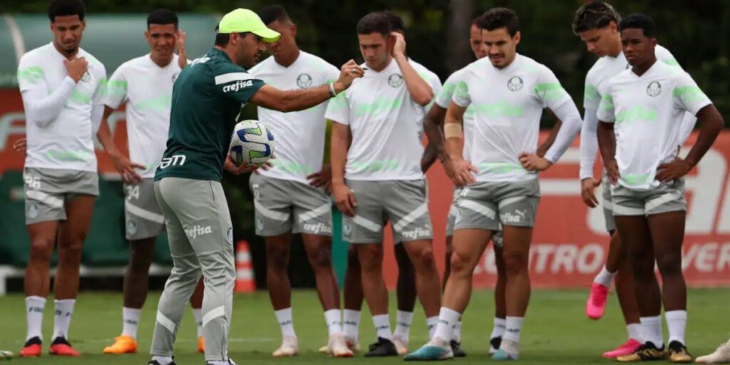 Abel Ferreira instruindo jogadores do Palmeiras - (Foto: Reprodução / Internet)
