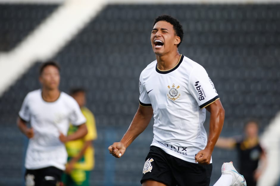 Destaque da base, Juninho fecha contrato profissional (Foto: Divulgação)