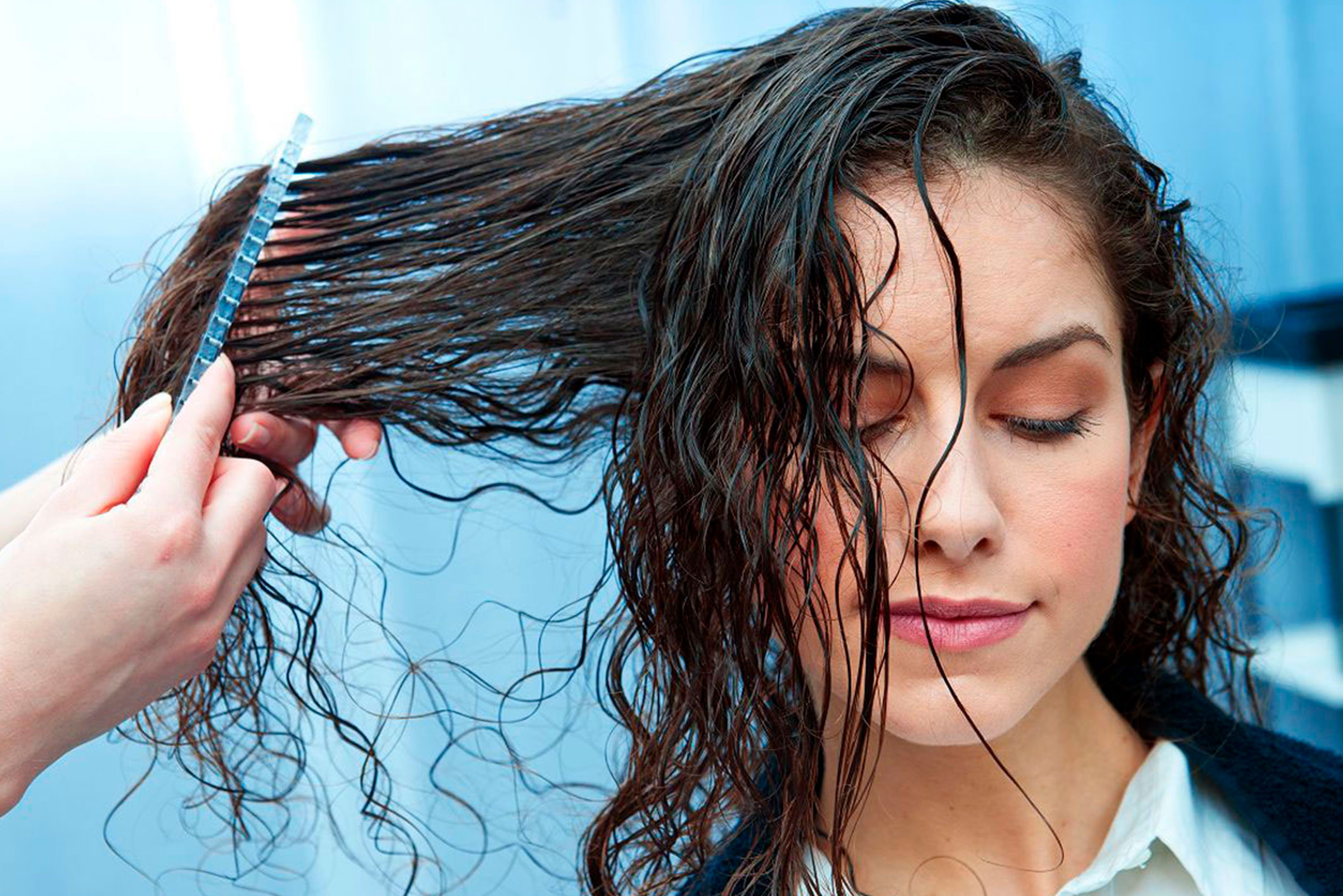 Cabelo Oleoso deixa os fios densos, pegajosos e sem movimento (Foto Reprodução/Internet)