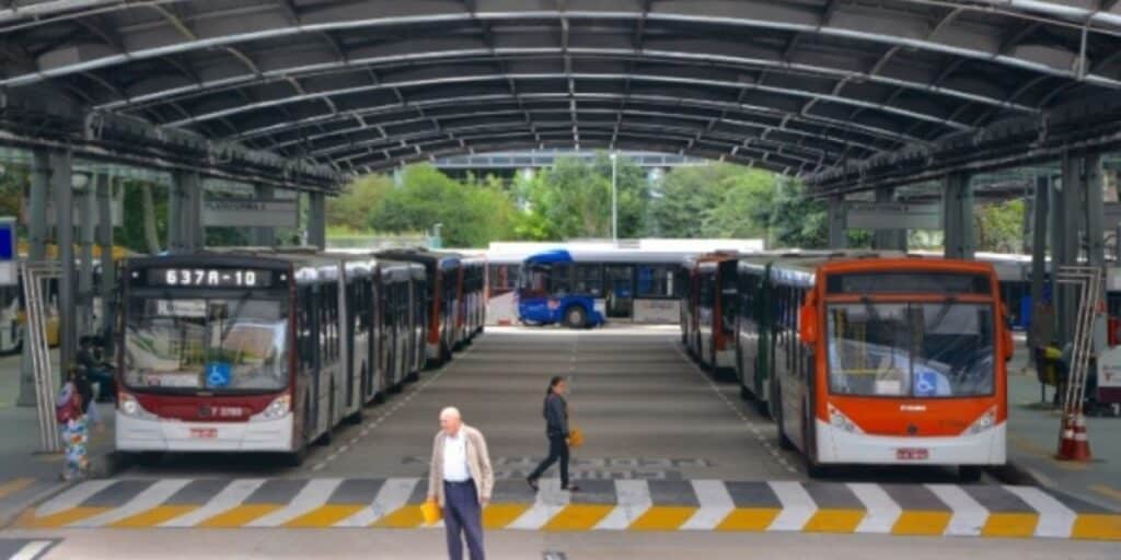 Ônibus precisam ficar 10 minutos ligados nos terminais (Reprodução: Internet)