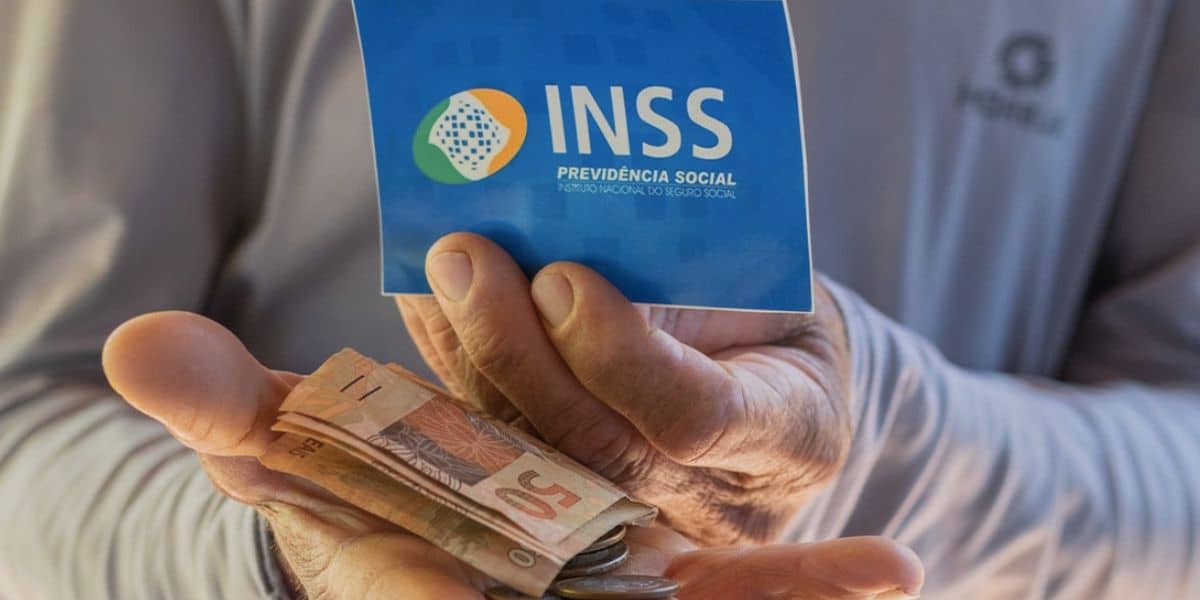 Beneficiário segurando cartão do INSS e dinheiro (Foto: Reprodução / Internet)