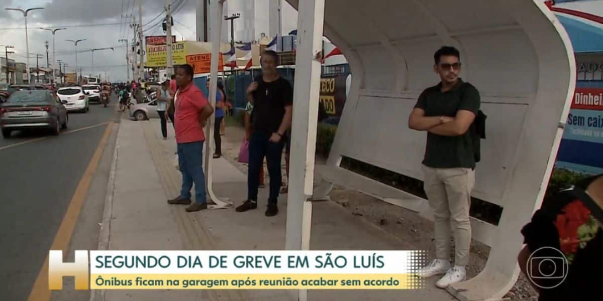 Brasileiros parados em ponto de ônibus (Foto: Reprodução / Globo)