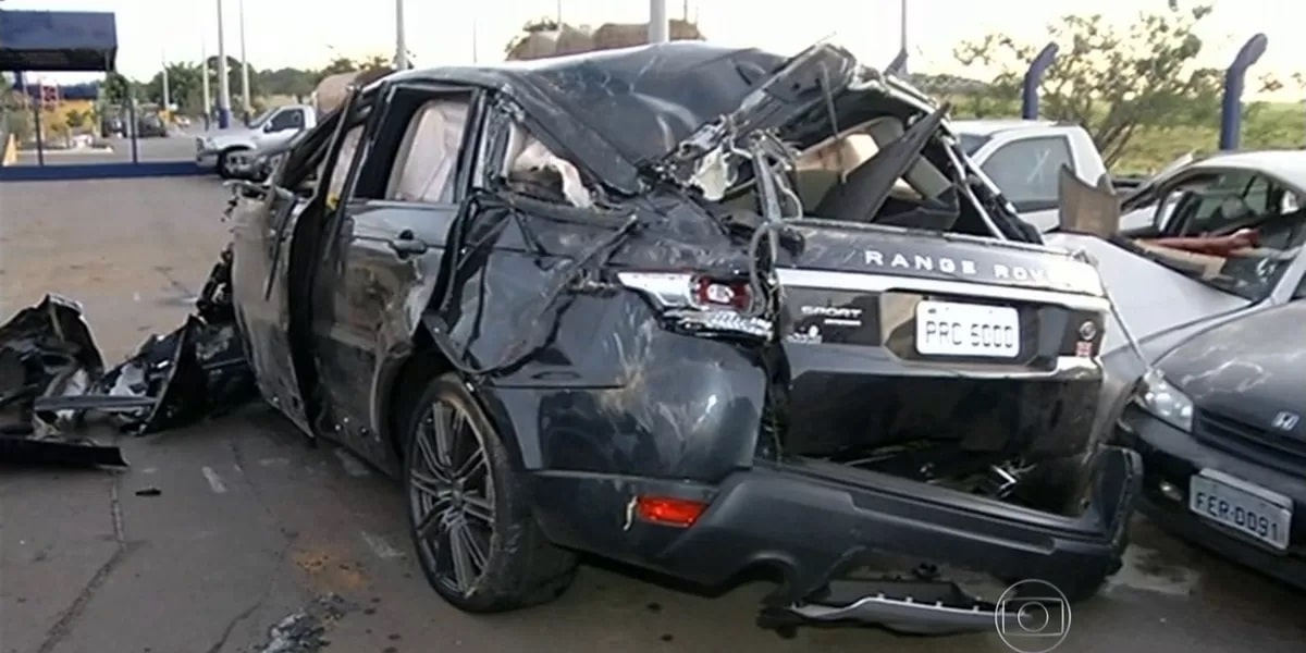 Carro de Cristiano Araújo após grave acidente (Foto: Reprodução/ Internet)