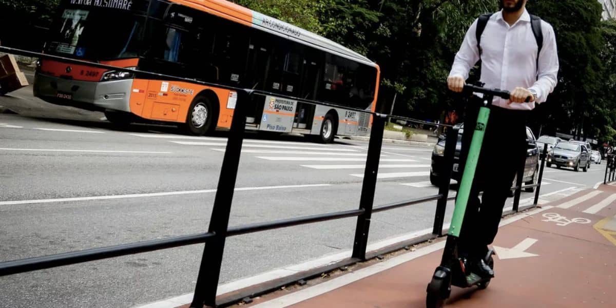 Homem andando com patinete elétrico da Grow (Foto: Reprodução / Aloisio Maurício / Estadão Conteúdo) 