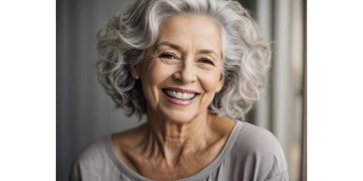 Idosa com o cabelo médio (Foto: Reprodução / Freepik)