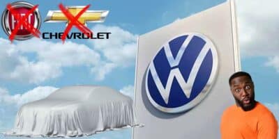 Logo da Volks e carro coberto com pessoa chocada - Foto Reprodução Internet