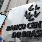 Logo do Banco Central, Pix e pessoas em dúvida - Foto Reprodução Internet