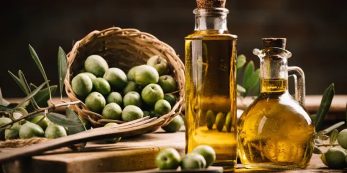 O azeite de oliva ajuda a escurecer os fios brancos nos cabelos (Foto: Reprodução/ Internet)