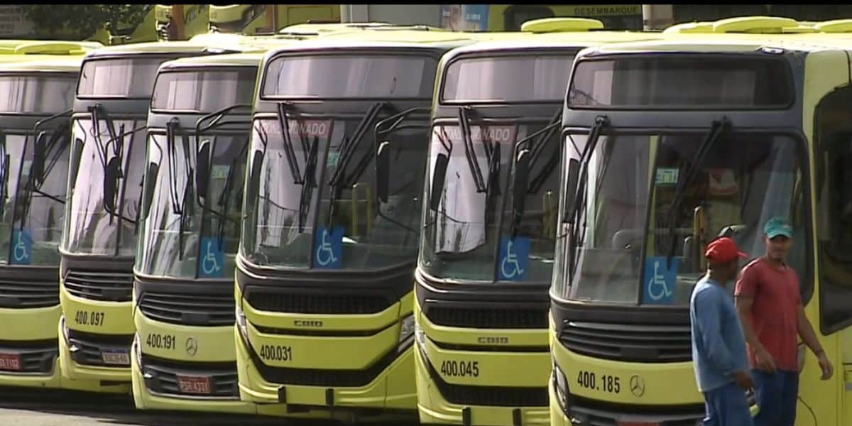 Ônibus parados (Foto: Reprodução / Globo)