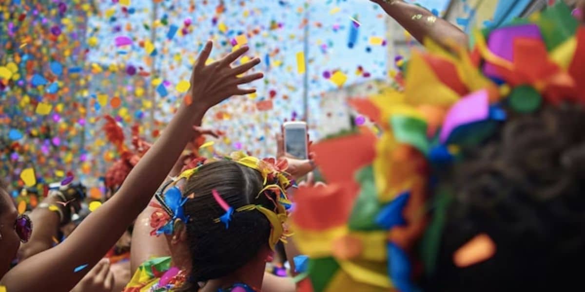 Pessoas aproveitando o Carnaval (Foto: Reprodução / Freepik)