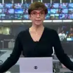 A apresenta surpreende com mania estranha atrás da bancada (Foto: Reprodução / GloboPlay)