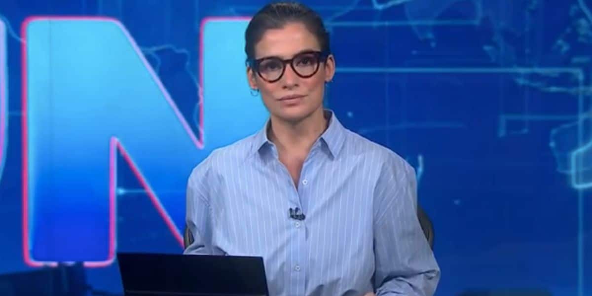 Renata Vasconcellos durante o Jornal Nacional (Foto: Reprodução / Globo)