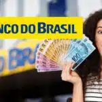 Cliente segurando dinheiro - Banco do Brasil (Foto: Reprodução, Montagem - TV Foco) 