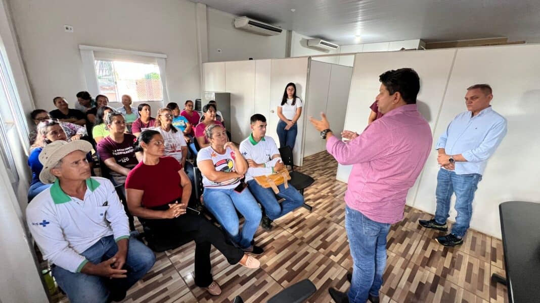 O prefeito de Bandeirantes Gustavo Sprotte dando a notícia sobre o pagamento extra do 14° salário (Foto: Reprodução/ Prefeitura de Bandeiras)