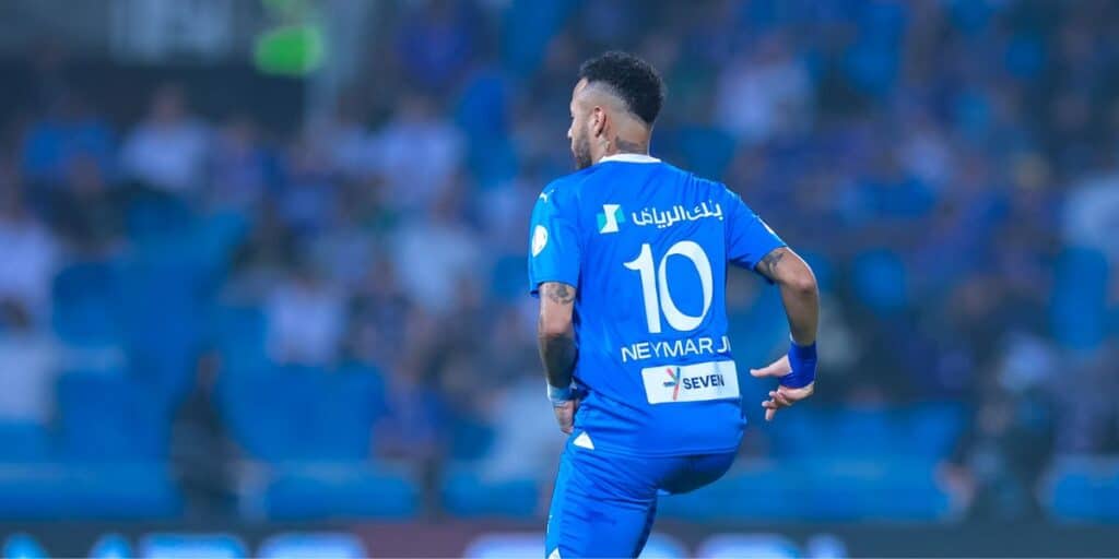 Hoje em dia o camisa 10 defende as cores do Al Hilal (Reprodução: Internet)