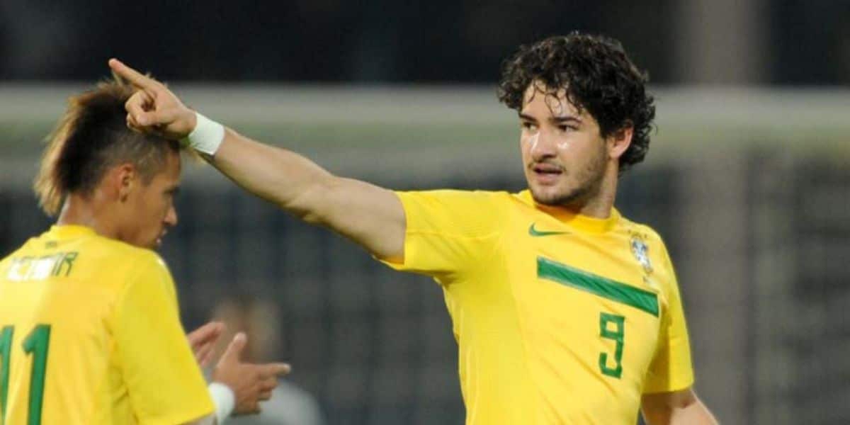 Pato já vestiu a camisa do Brasil (Reprodução: Internet)