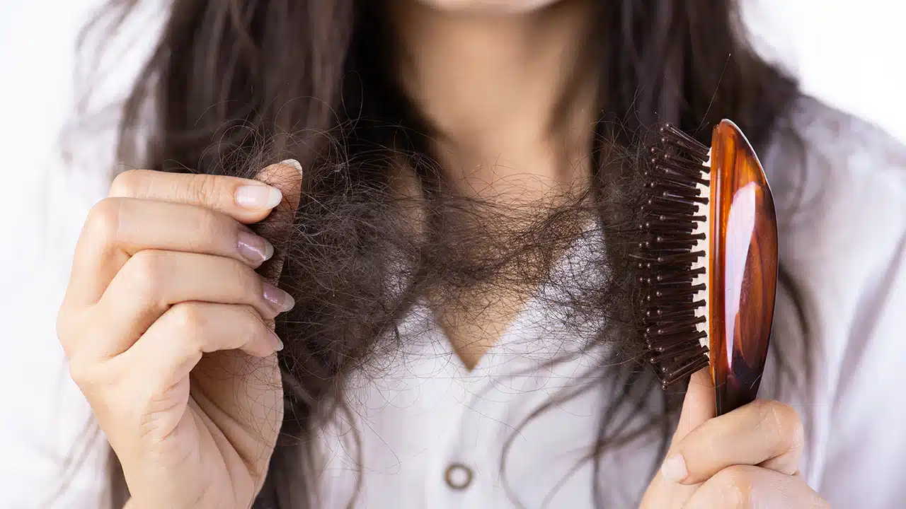 Queda de cabelo é uma grande preocupação das mulheres na menopausa (Foto: Reprodução/ Internet)