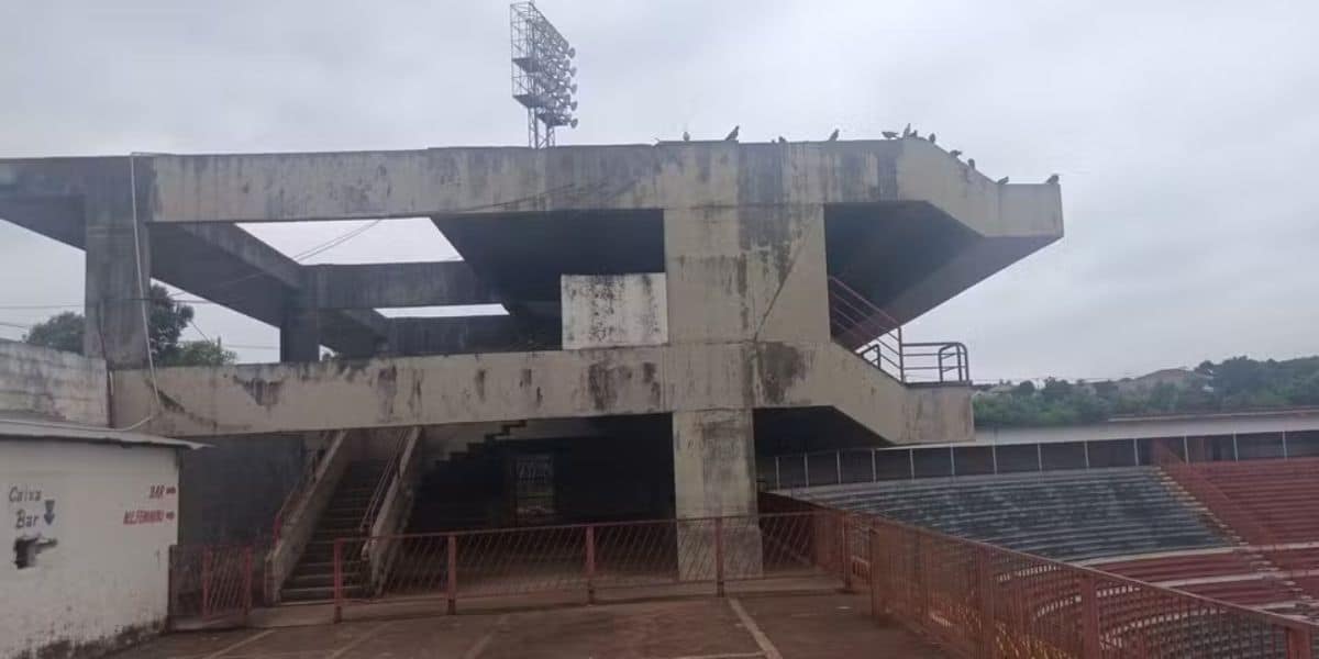 O estádio do América está caindo aos pedaços (Reprodução: Foto/Arcílio Neto)