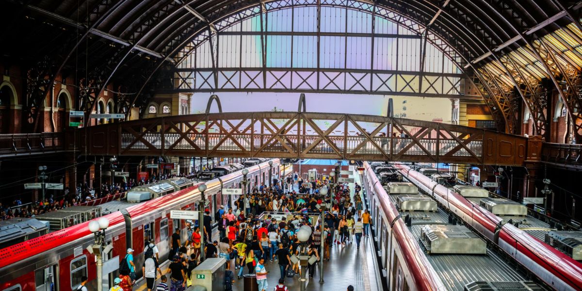 Milhões de passageiros passam pelo trem e metrô todos os dias (Reprodução: Internet)