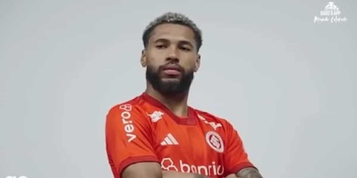 Wesley fecha com o Internacional (Foto: Divulgação)