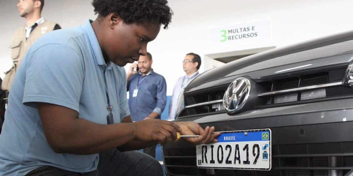 Carros precisam estar devidamente identificados com placas para circular nas ruas (Foto Reprodução/Internet)