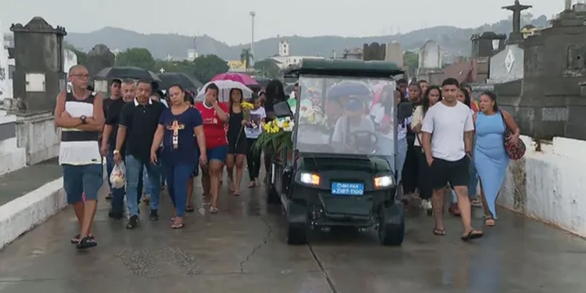 Corpo de Yago foi sepultado no Cemitério de Inhaúma (Foto: Reprodução - TV Globo)