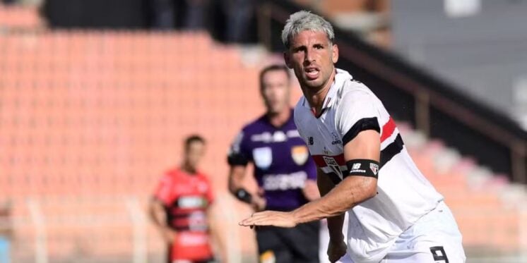 Calleri em ação pelo São Paulo contra o Ituano — Foto: Marcos Ribolli