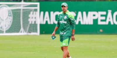 Abel Ferreira em treino do Palmeiras na Academia de Futebol — Foto: Fabio Menotti/Palmeiras