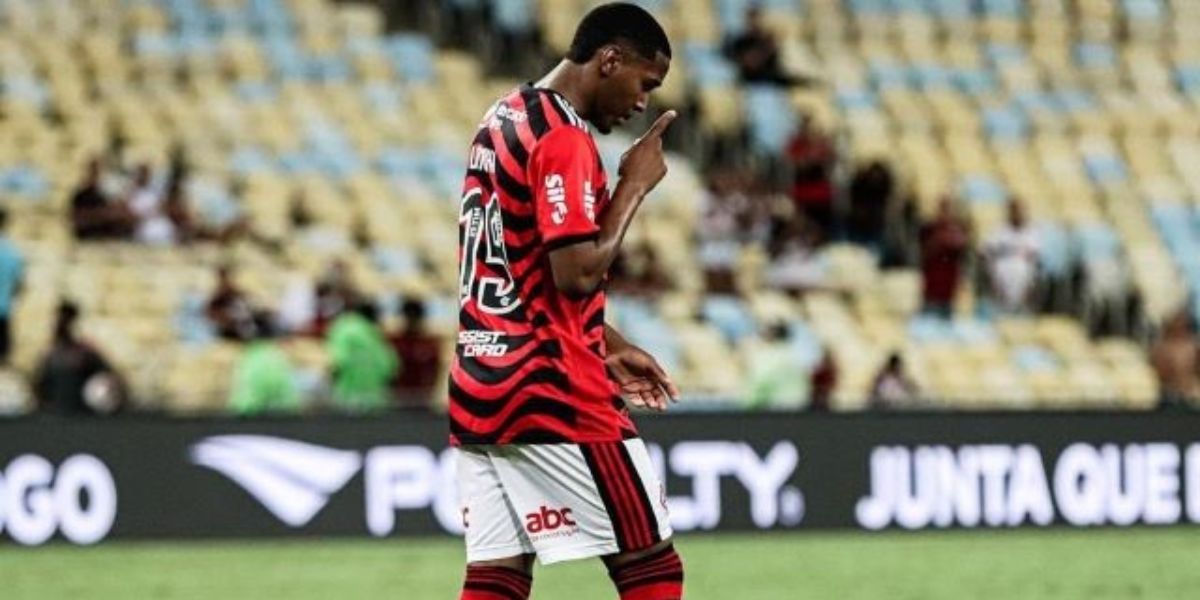 Lorran jogando com os profissionais do Flamengo - Foto | Reprodução: Internet