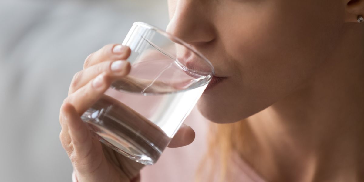 Beber 2 litros de água ajuda a melhorar a qualidade do corpo (Reprodução: Internet)