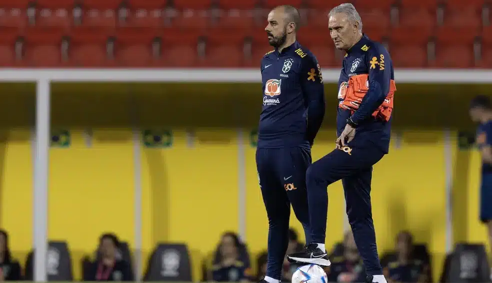 Tite com coletes ao lado do analista Bruno Baquete, em treino da Seleção Brasileira — Foto: Lucas Figueiredo / CBF