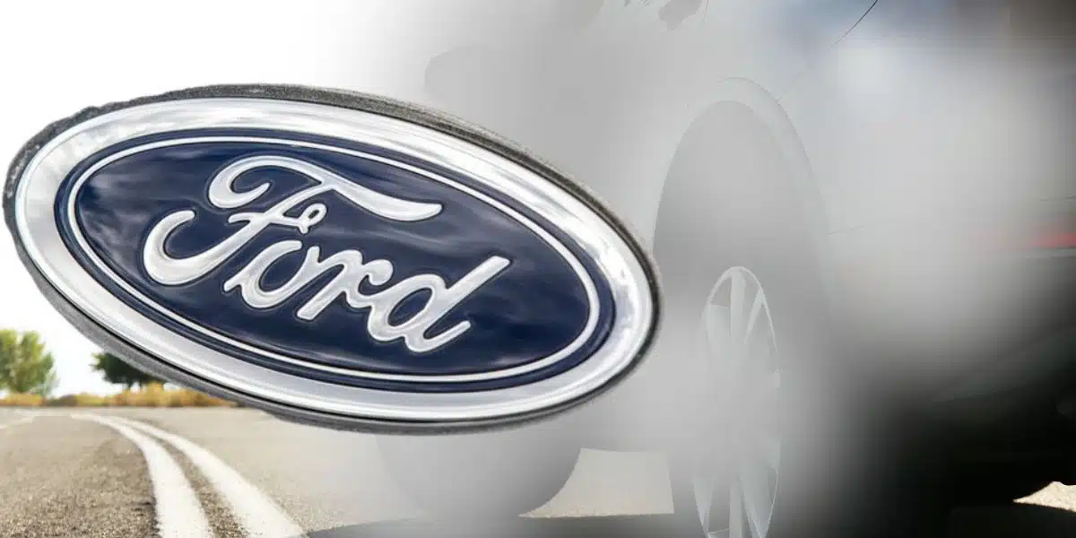 Carro e logo da Ford (Foto: Reprodução / Canva)